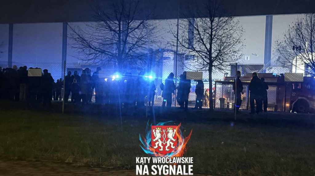Pożar hali produkcyjnej we Wrocławiu. Ewakuowało się blisko 100 pracowników - Na ulicy Kwiatkowskiego we Wrocławiu doszło do nocnego pożaru w jednej z hal produkcyjnych.