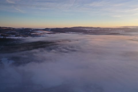 Jelenia Góra skąpana we mgle! Miasto zniknęło pod pierzyną, zostały tylko góry - 9