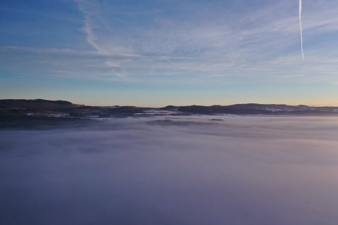 Jelenia Góra skąpana we mgle! Miasto zniknęło pod pierzyną, zostały tylko góry - 2