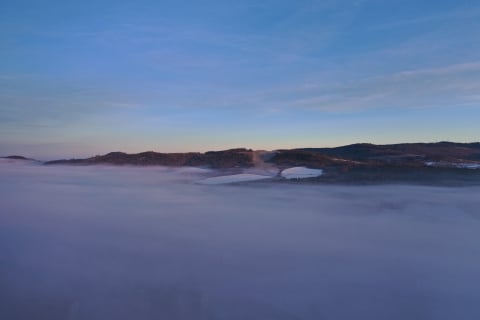 Jelenia Góra skąpana we mgle! Miasto zniknęło pod pierzyną, zostały tylko góry - 6