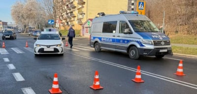 87-latek potrącony na przejściu dla pieszych w Jeleniej G&oacute;rze. Jest bardzo ślisko