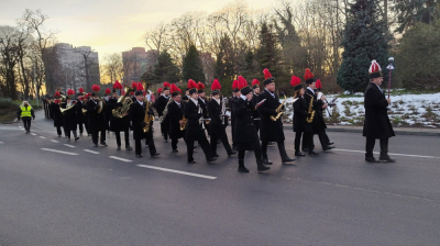 G&oacute;rnicy świętują Barb&oacute;rkę! Tradycyjna orkiestra o świcie maszerowała od domu do domu