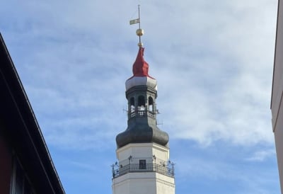 Tradycji stało się zadość. Wieża ratuszowa w Głogowie "ubrała" wielką czapkę św. Mikołaja