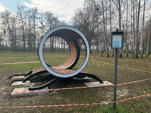Ławka za 120 tysięcy, z której... nie można korzystać. Kontrowersyjna inwestycja w Oławie - 0
