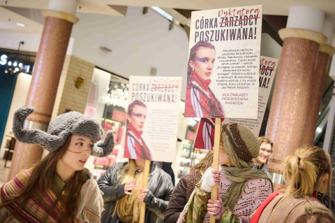 W Legnicy młodzież szukała... córki dyktatora. To nietypowy pomysł na promocję spektaklu - 1