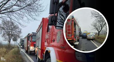 Zderzenie dw&oacute;ch pojazd&oacute;w osobowych w Jordanowie Śląskim. DK 8 zablokowana, są ranni