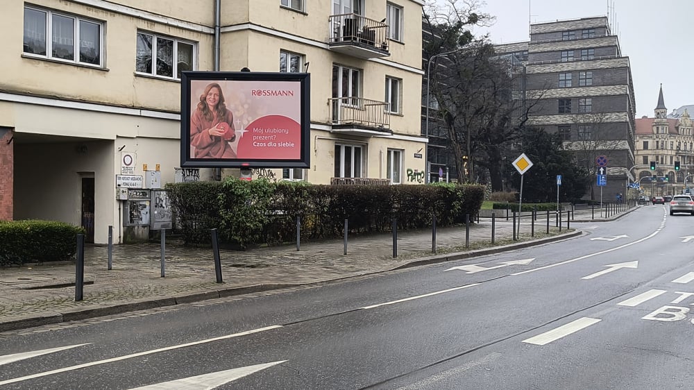 "Połowa billboardów stoi tutaj nielegalnie". Wrocław reaguje, rocznie to nawet kilkaset postępowań - Wiele billboardów stoi we Wrocławiu nielegalnie - informują miejscy aktywiści.