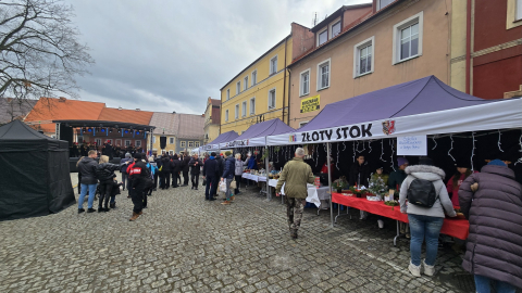 Koncerty, lokalne smaki i żywa szopka. Górniczy Jarmark Bożonarodzeniowy rozświetla Złoty Stok - 2