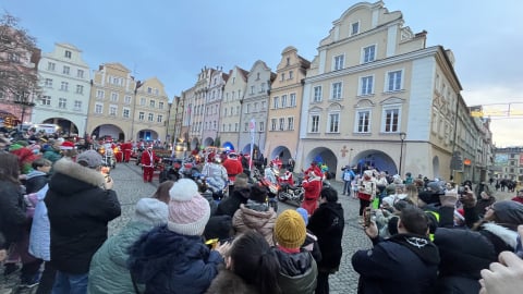 Świąteczny blask w stolicy Karkonoszy. Mikołaj przybył w kolumnie jednośladów - 1