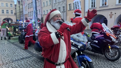 Świąteczny blask w stolicy Karkonoszy. Mikołaj przybył w kolumnie jednośladów - 3