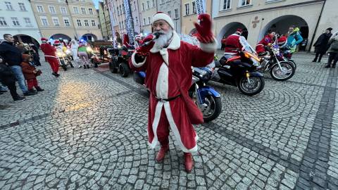 Świąteczny blask w stolicy Karkonoszy. Mikołaj przybył w kolumnie jednośladów - 5