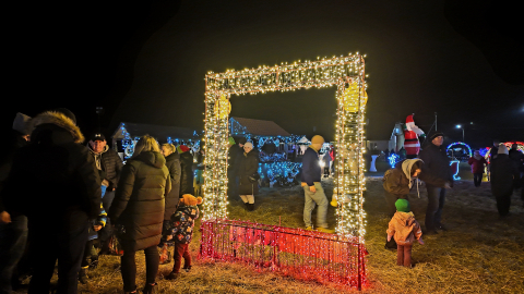 Świąteczna Kraina ruszyła w Starym Wielisławiu. Iluminacje zachwycają [MNÓSTWO ZDJĘĆ] - 9