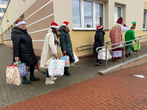 Świąteczne upominki dla samotnych, Wałbrzych po raz szósty łączy siły. 150 paczek trafi do seniorów - 1