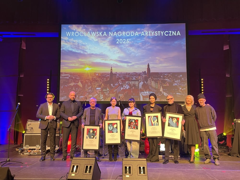 Poznaliśmy laureatów Wrocławskiej Nagrody Artystycznej 2025. Pięć kategorii, pięć wyróżnień – Nagrody przyznano w pięciu kategoriach: teatr, muzyka poważna, muzyka rozrywkowa, sztuki wizualne oraz literatura.