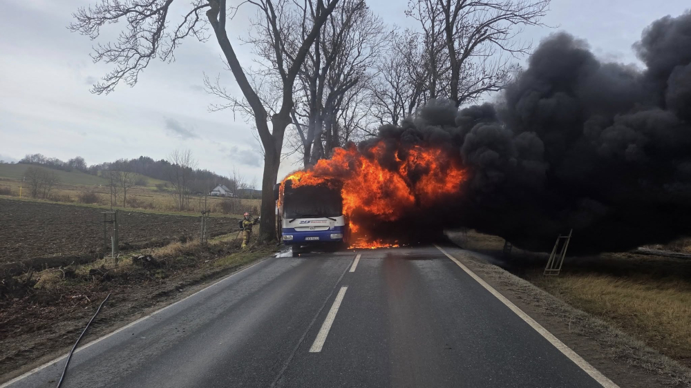 Pożar autobusu na trasie Kamienna Góra - Ogorzelec. Płomienie było widać z daleka! - Do bardzo poważnego pożaru autobusu doszło na trasie Kamienna Góra - Ogorzelec.
