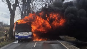 Pożar autobusu na trasie Kamienna G&oacute;ra - Ogorzelec. Płomienie było widać z daleka!