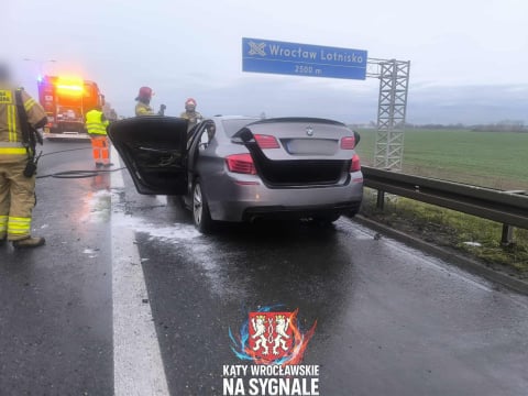 Pożar na AOW, dachowanie i zderzenie osobówki z pociągiem. Mnóstwo zdarzeń na drogach [ZDJĘCIA] - 0