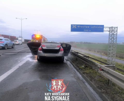 Pożar na AOW, dachowanie i zderzenie osobówki z pociągiem. Mnóstwo zdarzeń na drogach [ZDJĘCIA] - 1
