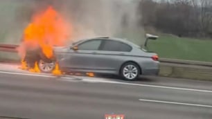 Pożar na AOW, dachowanie i zderzenie osob&oacute;wki z pociągiem. Mn&oacute;stwo zdarzeń na drogach