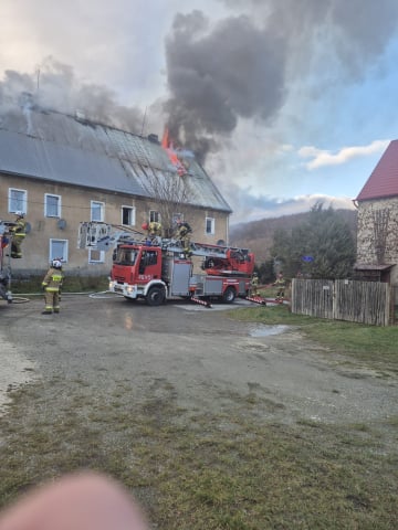 Płonie dach w budynku wielorodzinnym. Gęsty dym widać z Kłodzka, w akcji 13 zastępów straży [ZDJĘCIA] - 3