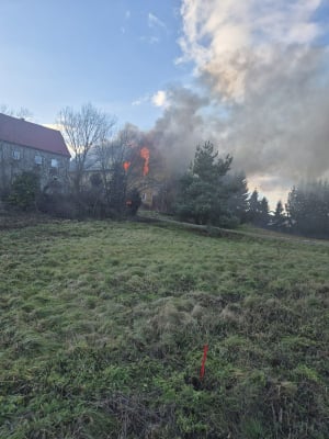 Płonie dach w budynku wielorodzinnym. Gęsty dym widać z Kłodzka, w akcji 13 zastępów straży [ZDJĘCIA] - 2