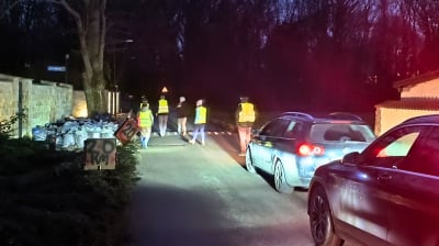 Mieszkańcy Tyńca Małego podzieleni. Czy wąską ulicą powinno jeździć tyle samochod&oacute;w?