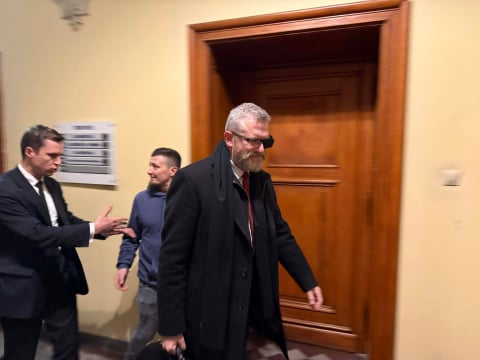 Grzegorz Braun we Wrocławiu. Sala NOT-u wypełniona po brzegi, a na proteście kilka osób - 0