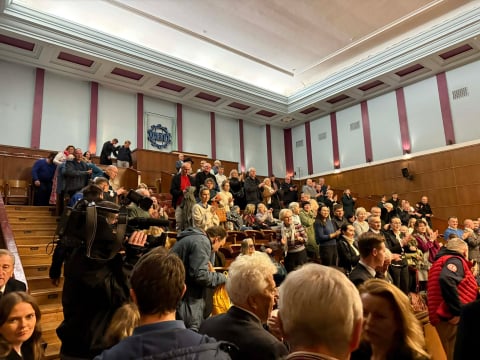 Grzegorz Braun we Wrocławiu. Sala NOT-u wypełniona po brzegi, a na proteście kilka osób - 9