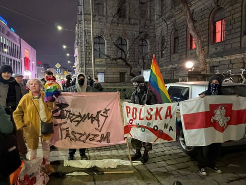 Grzegorz Braun we Wrocławiu. Sala NOT-u wypełniona po brzegi, a na proteście kilka osób - 12