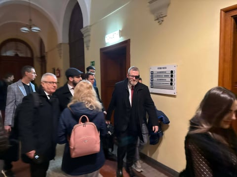 Grzegorz Braun we Wrocławiu. Sala NOT-u wypełniona po brzegi, a na proteście kilka osób - 2