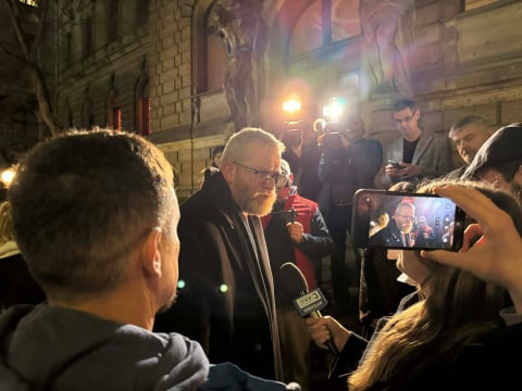 Grzegorz Braun we Wrocławiu. Sala NOT-u wypełniona po brzegi, a na proteście kilka osób - 3