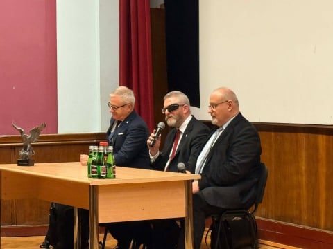 Grzegorz Braun we Wrocławiu. Sala NOT-u wypełniona po brzegi, a na proteście kilka osób - 4
