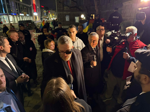 Grzegorz Braun we Wrocławiu. Sala NOT-u wypełniona po brzegi, a na proteście kilka osób - 6