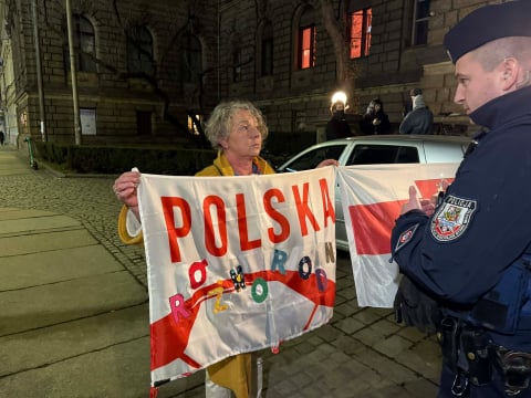 Grzegorz Braun we Wrocławiu. Sala NOT-u wypełniona po brzegi, a na proteście kilka osób - 7