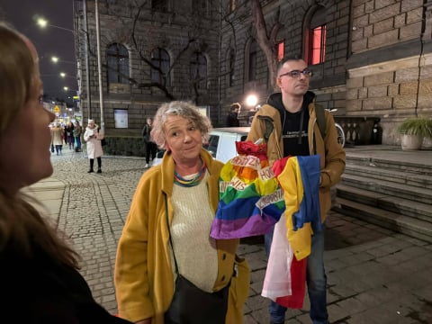 Grzegorz Braun we Wrocławiu. Sala NOT-u wypełniona po brzegi, a na proteście kilka osób - 8