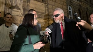 Grzegorz Braun we Wrocławiu. Sala NOT-u wypełniona po brzegi, a na proteście kilka os&oacute;b