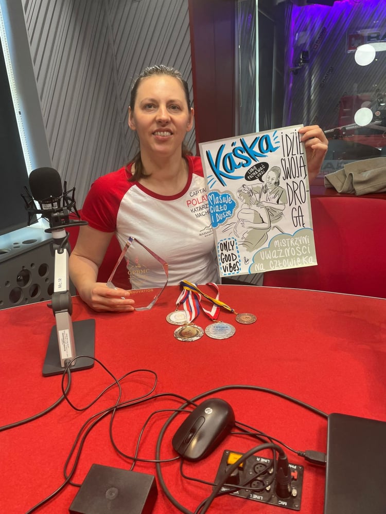 Chwalimy Swoje: Katarzyna Macholl. Po tym jak się poruszamy, potrafi rozpoznać, co boli w ciele - Katarzyna Macholl w studiu Radia Wrocław.