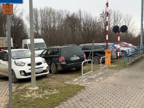 Mieszkańcy stają w błocie, a parking stoi pusty. Mietków czeka na decyzję PLK - 0