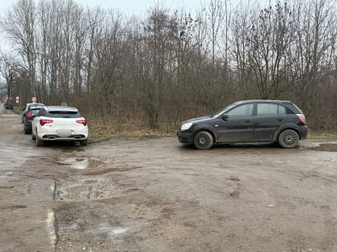 Mieszkańcy stają w błocie, a parking stoi pusty. Mietków czeka na decyzję PLK - 1
