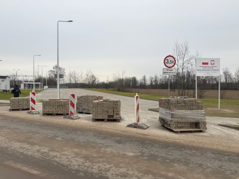 Mieszkańcy stają w błocie, a parking stoi pusty. Mietków czeka na decyzję PLK - 2