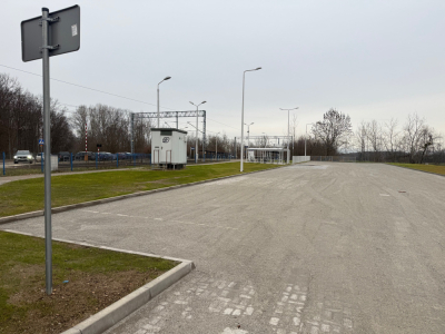 Mieszkańcy stają w błocie, a parking stoi pusty. Mietk&oacute;w czeka na decyzję PLK