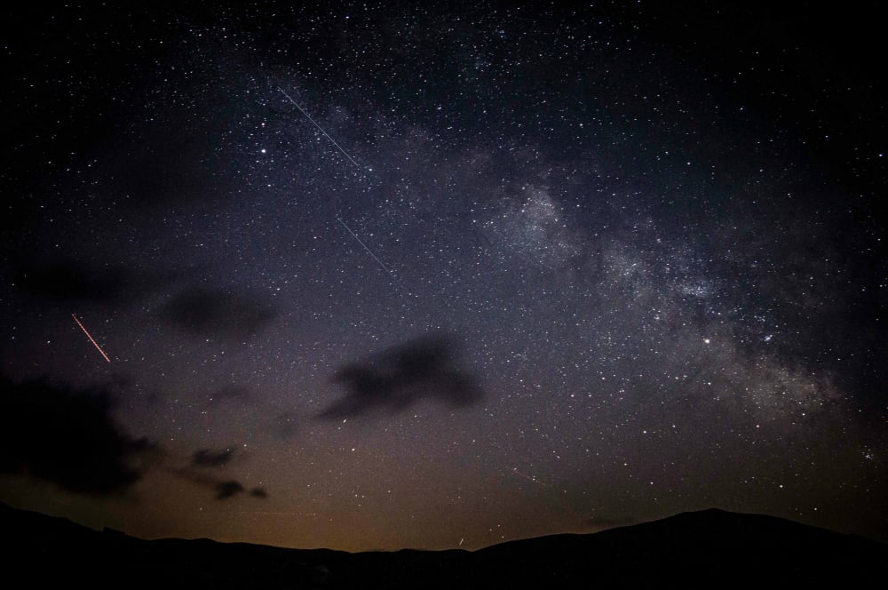 Geminidy 2025. Dziś nad Polską wyjątkowa noc spadających gwiazd! Jak i kiedy je obserwować? - W odróżnieniu od większości rojów meteorów, które pochodzą z komet, Geminidy są związane z planetoidą.