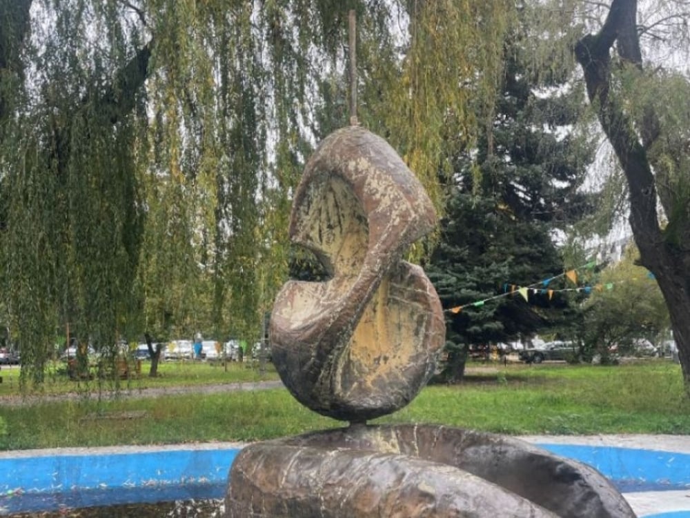 Wrocław jest pełen rzeźb plenerowych - nieoficjalnych galerii sztuki. "Tu są same hity" [REPORTAŻ] - Wrocławska "Jagusia" - jedna z bohaterek reportażu - po utracie głowy.