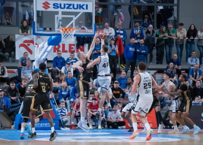 G&oacute;rnik Wałbrzych pokonał Legię Warszawa i został liderem Orlen Basket Ligi