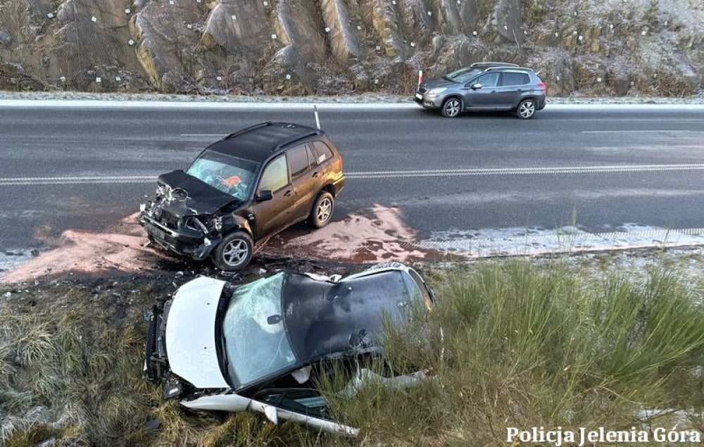 Poważny wypadek pod Jelenią Górą, utrudnienia na DK33 i A4. Trudny poranek na drogach – Wypadek na obwodnicy Maciejowej pod Jelenią Górą.