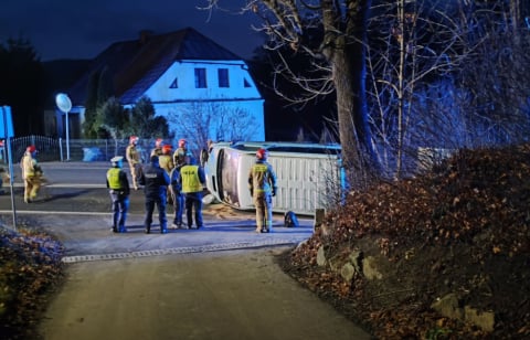 Poważny wypadek pod Jelenią Górą, utrudnienia na DK33 i A4. Trudny poranek na drogach - 1