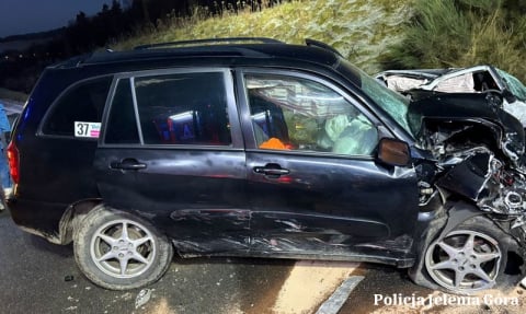 Poważny wypadek pod Jelenią Górą, utrudnienia na DK33 i A4. Trudny poranek na drogach - 3