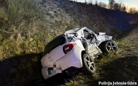 Poważny wypadek pod Jelenią Górą, utrudnienia na DK33 i A4. Trudny poranek na drogach - 4