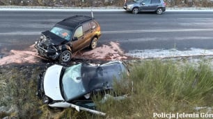Poważny wypadek pod Jelenią G&oacute;rą, utrudnienia na DK33 i A4. Trudny poranek na drogach