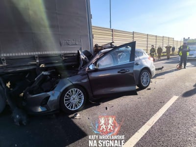 Poważny wypadek na autostradzie A4. Samoch&oacute;d osobowy wbił się w ciężar&oacute;wkę